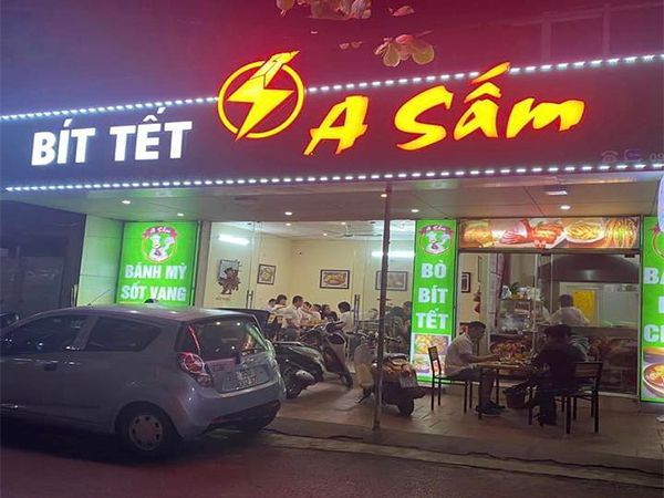 Không gian ấm cúng tại Bít Tết A Sấm