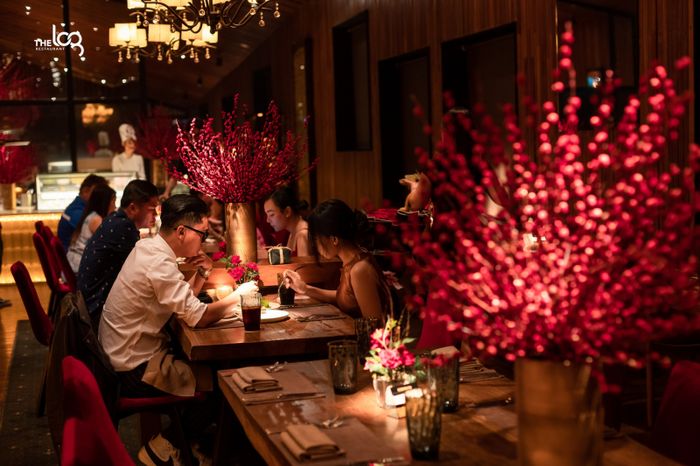 The LOG ảnh 1 - Góc nhìn đầu tiên về không gian sang trọng với thiết kế đương đại, nơi những món ăn được trình bày như tác phẩm nghệ thuật giữa ánh đèn ấm áp