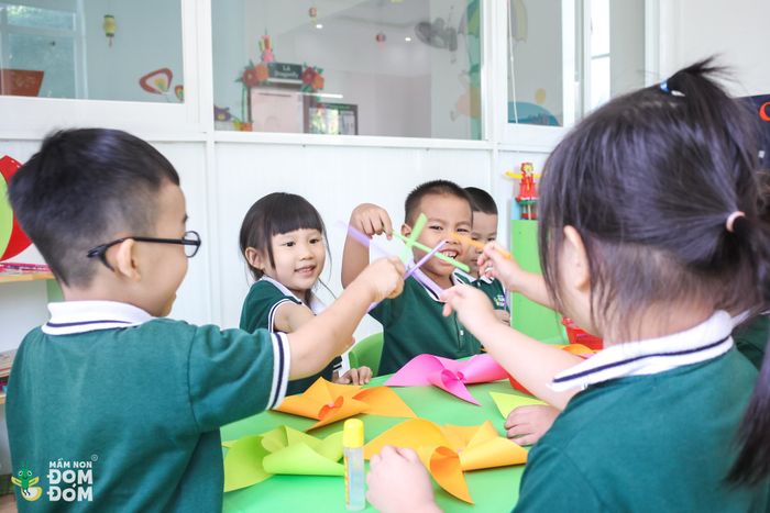 Hình ảnh hoạt động vui chơi của các bé tại Trường mầm non Đom Đóm Trảng Dài