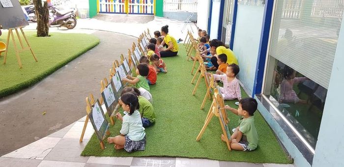 Hình ảnh hoạt động vui chơi ngoài trời của bé tại Trường Mầm Non Bách Khoa