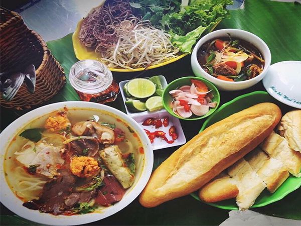 Không gian ấm cúng tại Bún Bò Huế 168