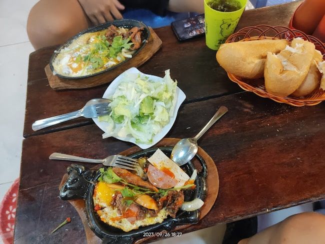 Quán nổi tiếng với những món beefsteak được chế biến tinh tế, đảm bảo vệ sinh an toàn thực phẩm