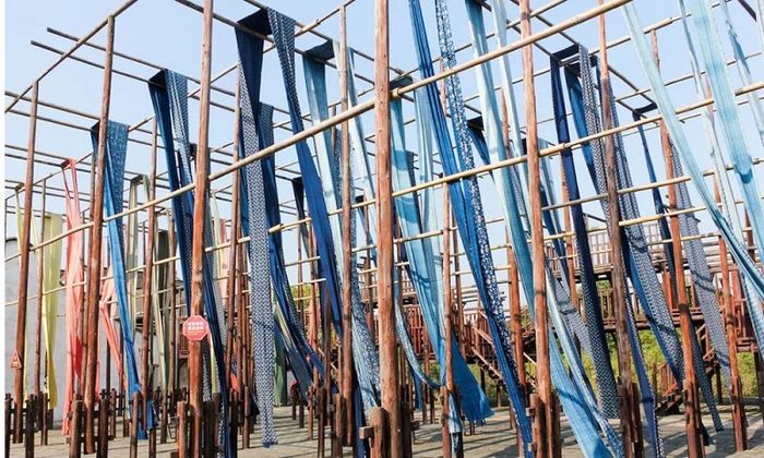 Khám phá xưởng nhuộm vải truyền thống