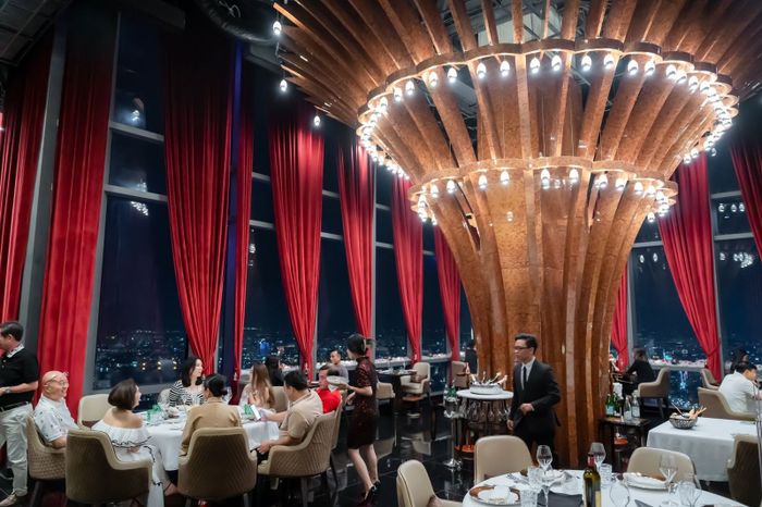 Nhà hàng Truffle ảnh 1 - Góc nghệ thuật đầu tiên về không gian sang trọng tầng 72 Landmark 81, nơi ánh đèn lung linh hòa cùng những món ăn đẳng cấp thế giới.