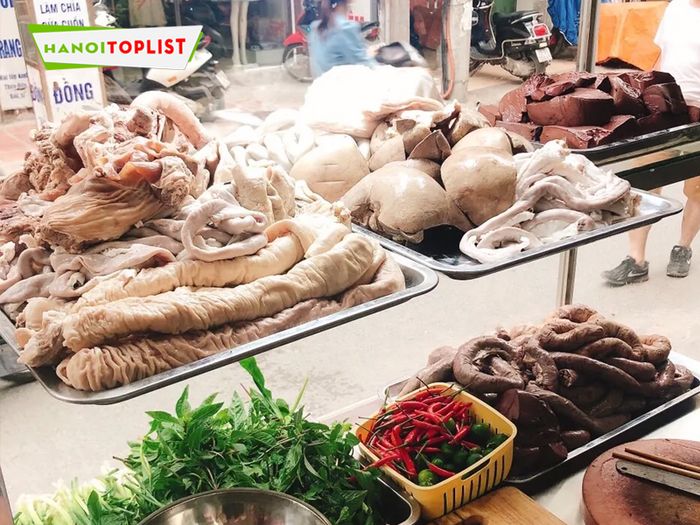 khám-phá-quán-bún-lòng-ngon-tại-khương-trung-hà-nội-Mytour