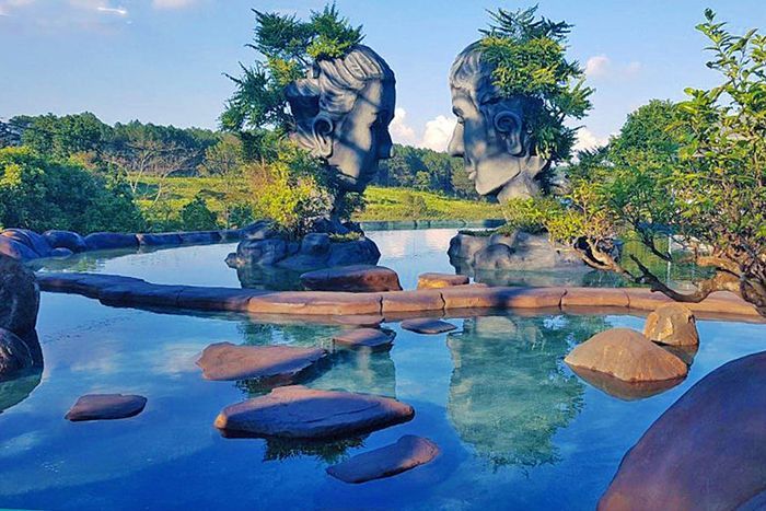 Hồ Vô Cực trong sương sớm - khung cảnh đẹp như chốn thần tiên