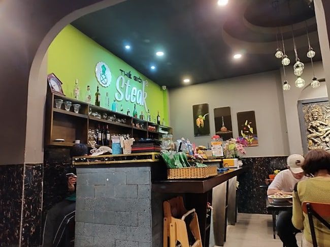 Thế Giới Steak đa dạng hóa thực đơn với các lựa chọn độc đáo: bít tết cừu, đà điểu, gà và cả thịt cá sấu
