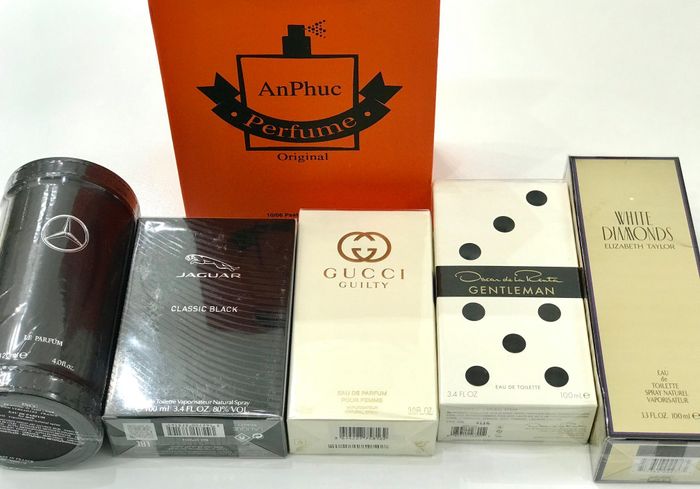 AnPhuc Perfume ảnh 3 - Góc nhìn nghệ thuật về những chai nước hoa sang trọng, tinh tế trong không gian trưng bày đầy ấn tượng.