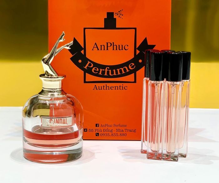 AnPhuc Perfume ảnh 1 - Hình ảnh chân thực về không gian trưng bày sang trọng với những chai nước hoa đẹp mắt.