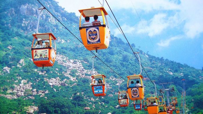 Khoảnh khắc hoàng hôn trên cáp treo - khi thành phố lên đèn