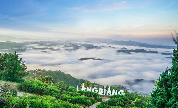 Toàn cảnh Núi Langbiang hùng vĩ - nơi trời và đất giao hòa