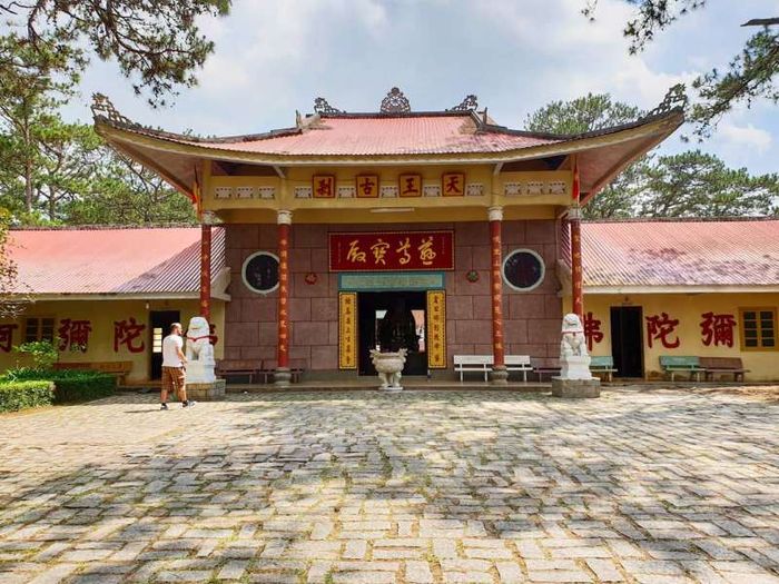 Khung cảnh yên bình tại Thiên Vương Cổ Sát - ốc đảo tâm linh giữa Đà Lạt