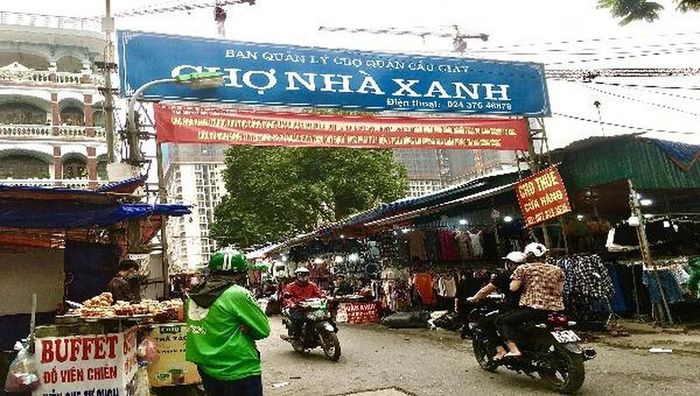 Không gian mua sắm sôi động tại chợ Nhà Xanh - Ảnh 1