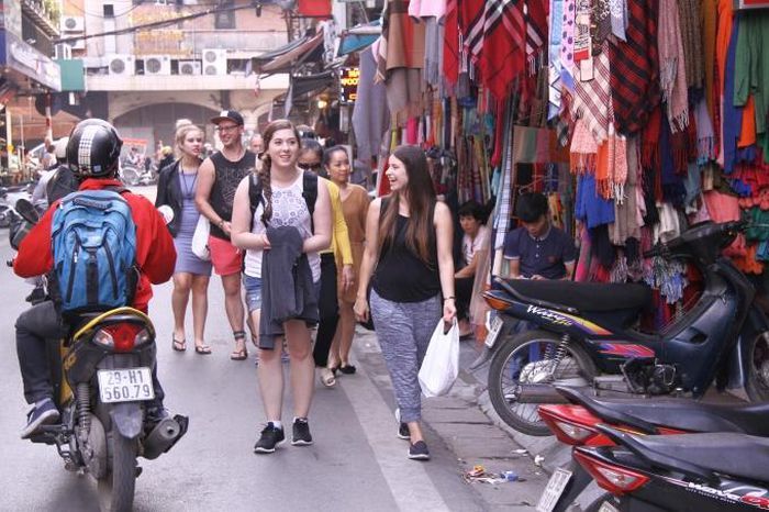 Không gian rực rỡ sắc màu tại phố len Đinh Liệt - Ảnh 1