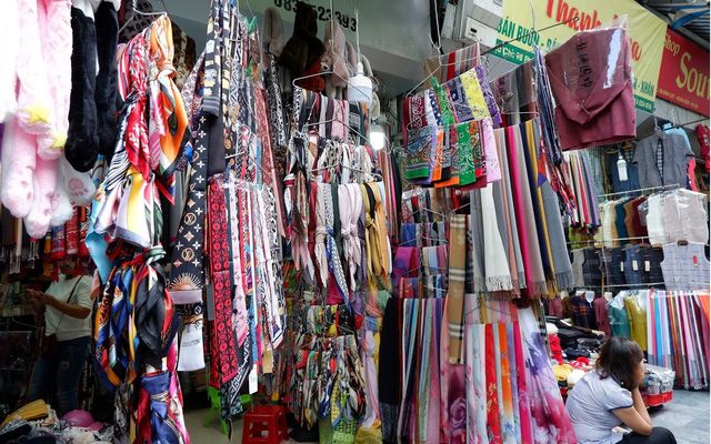 Những gian hàng len đầy cảm hứng tại phố Đinh Liệt - Ảnh 2