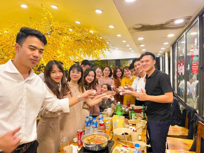 Khoảnh khắc ấm cúng tại Lẩu Đức Trọc - nơi những nồi lẩu bốc khói nghi ngút quyện cùng không khí sum vầy