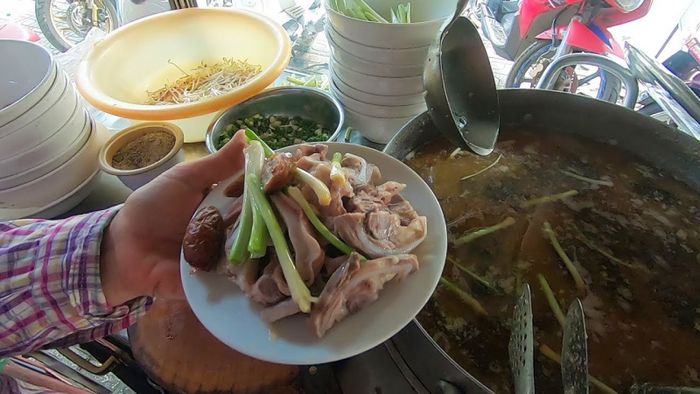 Hình ảnh chân thực về món cháo lòng đặc sản tại Cháo Lòng Miền Tây - Lê Văn Lương