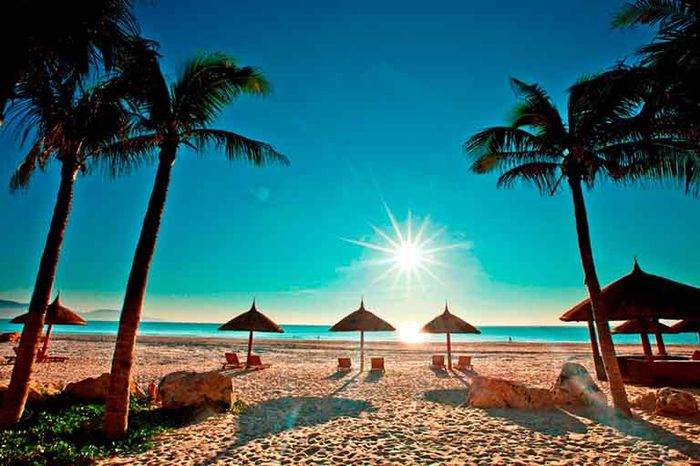 Khoảnh khắc hoàng hôn trên biển Nha Trang (Nguồn: internet)