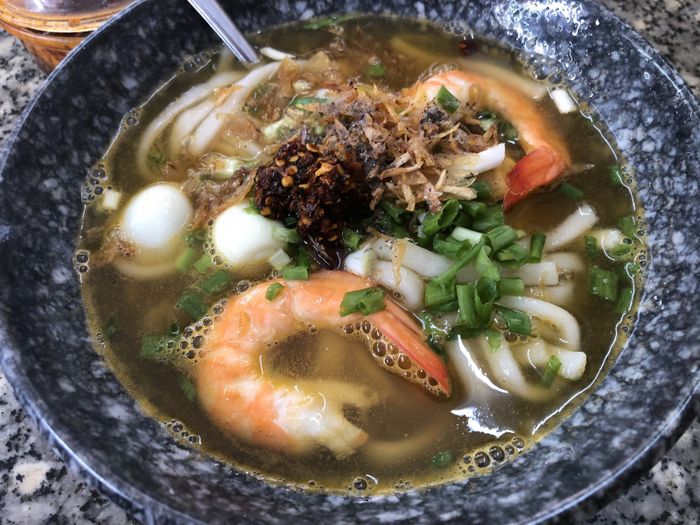 Bánh Canh Tôm Bột Gạo - Lê Hồng Phong ảnh 1 - Hình ảnh tô bánh canh thơm ngon với sợi bánh dai mềm, tôm tươi bóc vỏ và nước dùng đậm đà.