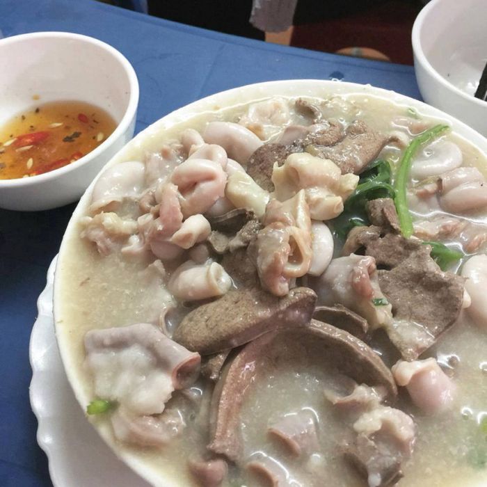 Hình ảnh tô cháo lòng thập cẩm tại quán Thắng