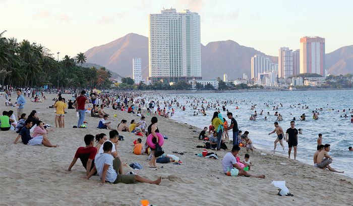 Tranh minh họa sống động về biển Nha Trang (Nguồn: Sưu tầm)