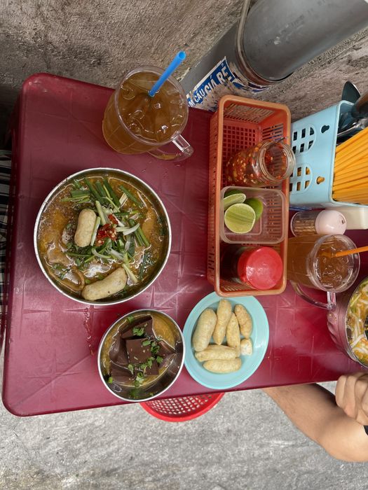 Bánh Canh Chả Cá 121 Nguyễn Trãi ảnh 2 - Góc nhìn chân thực về tô bánh canh thơm ngon, sắc nét từng chi tiết.