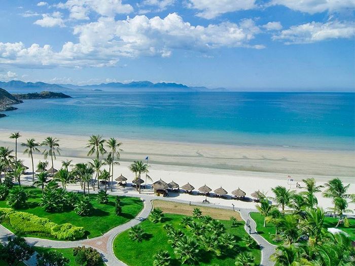 Tranh minh họa sống động về biển Nha Trang (Nguồn: Sưu tầm)