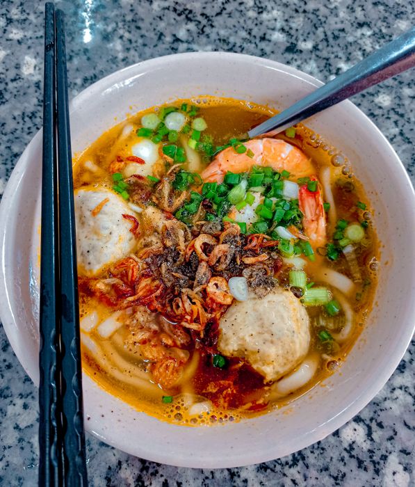 Bánh Canh Tôm Bột Gạo - Lê Hồng Phong ảnh 2 - Góc nhìn cận cảnh đầy hấp dẫn của tô bánh canh với topping tươi ngon, sắc nét từng chi tiết.