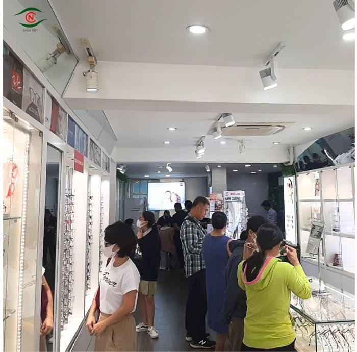 Không Gian Hiện Đại Tại Trung Tâm Mắt Kính Nam Cường