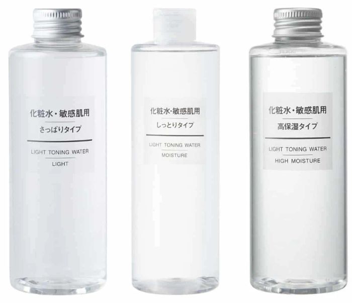 Muji Light Toning Water - Hình ảnh chân thực về chai toner trong suốt tinh khiết như giọt sương mai