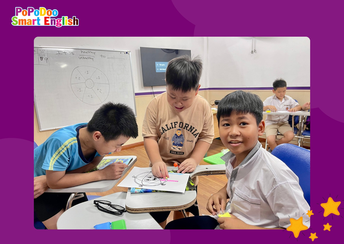 Hình ảnh lớp học tại Popodoo Smart English - học viên tương tác cùng giáo viên bản ngữ