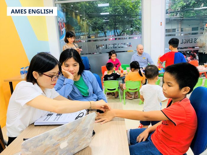 Hình ảnh trung tâm AMES ENGLISH - không gian học tập hiện đại với công nghệ AI