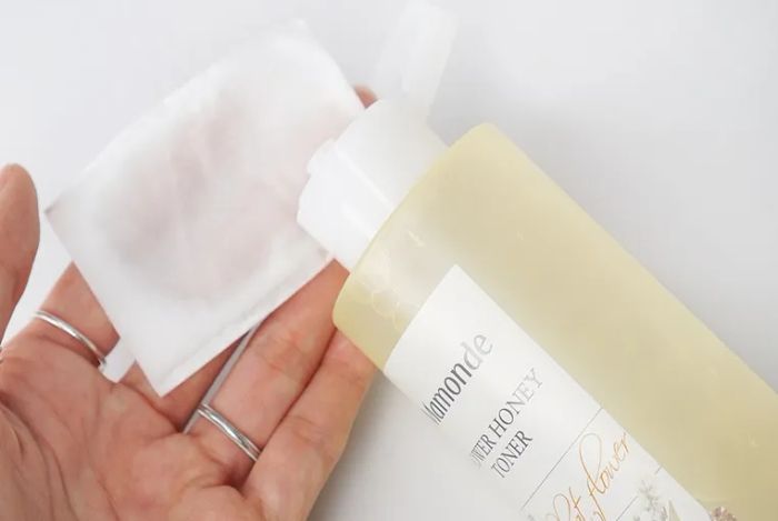 Hình ảnh thực tế Mamonde Flower Honey Toner - chai toner vàng sang trọng