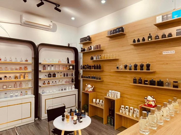 Không gian ấn tượng và bộ sưu tập nước hoa tại Cam Perfume