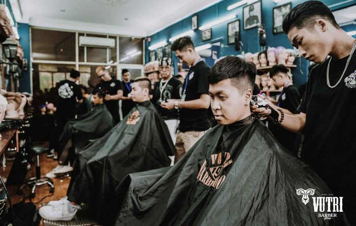 Học viên thực hành tại BarberShop Vũ Trí