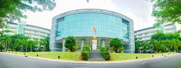 Hình ảnh khuôn viên xanh mát của Đại học Tôn Đức Thắng - Top 200 trường đại học bền vững thế giới