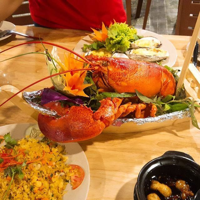 Ẩm Thực Sáu Cua - Ảnh 1: Không gian ấm cúng với bể hải sản tươi sống, nơi thực khách có thể tự tay lựa chọn nguyên liệu cho bữa ăn của mình.