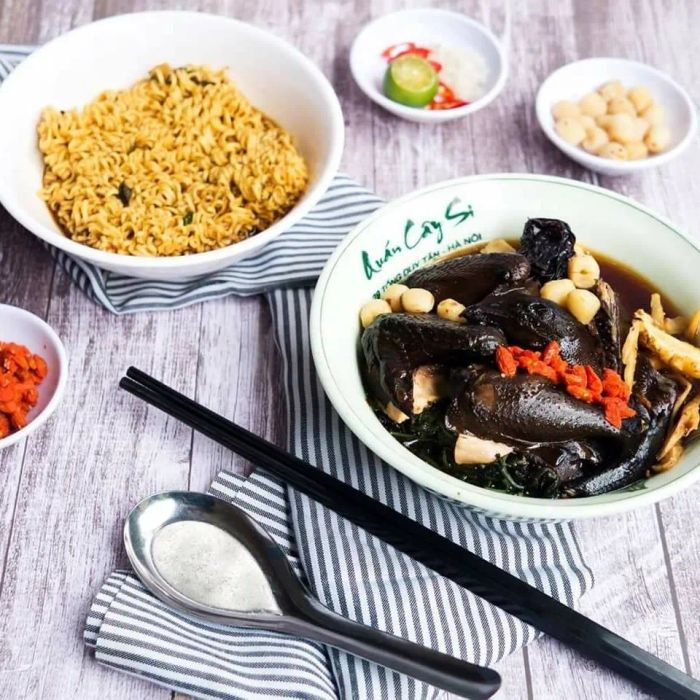 Hình ảnh tô mì gà tần thơm phức với sợi mì vàng ươm cùng thịt gà hấp dẫn