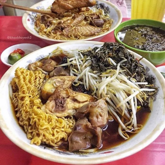Hình ảnh đầy mê hoặc từ quán Gà Tần Hàng Rươi