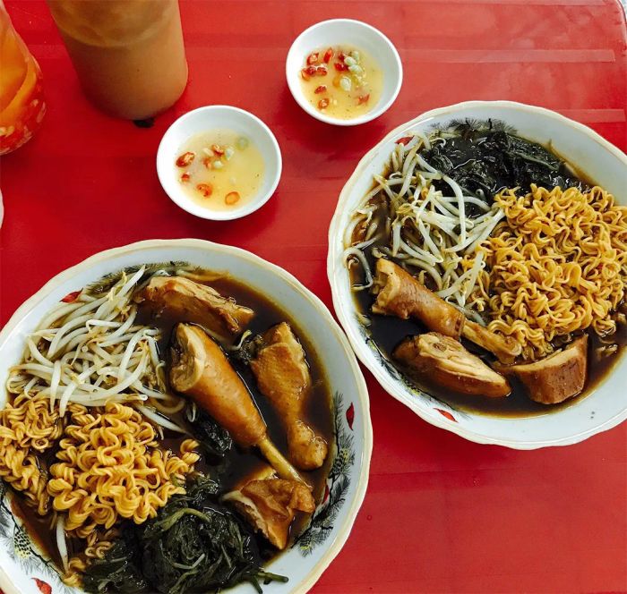 Hình ảnh món gà tần thơm ngon, bổ dưỡng tại Mai Hương