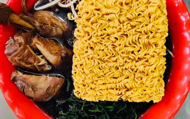 Hình ảnh mì gà tần thơm ngon tại quán 24 Hàng Bồ