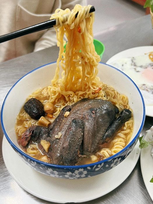 Hình ảnh món gà tần thơm ngon đậm chất gia truyền tại Bà Lý
