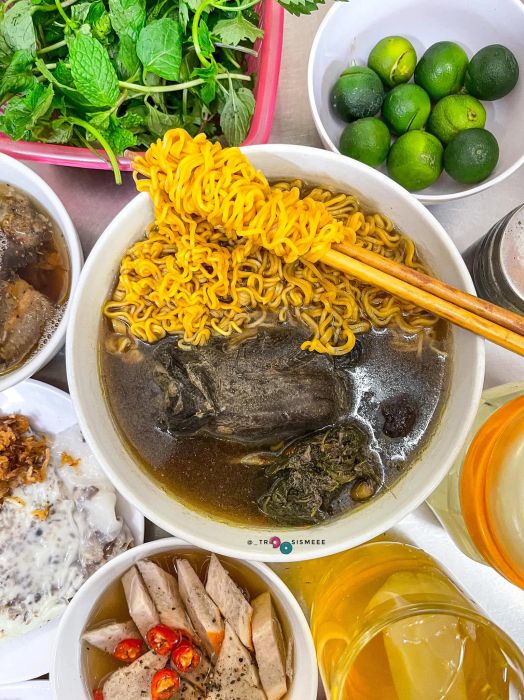 Hình ảnh tô mì gà tần thơm ngon đậm vị thuốc Bắc tại 33 Hoàng Cầu
