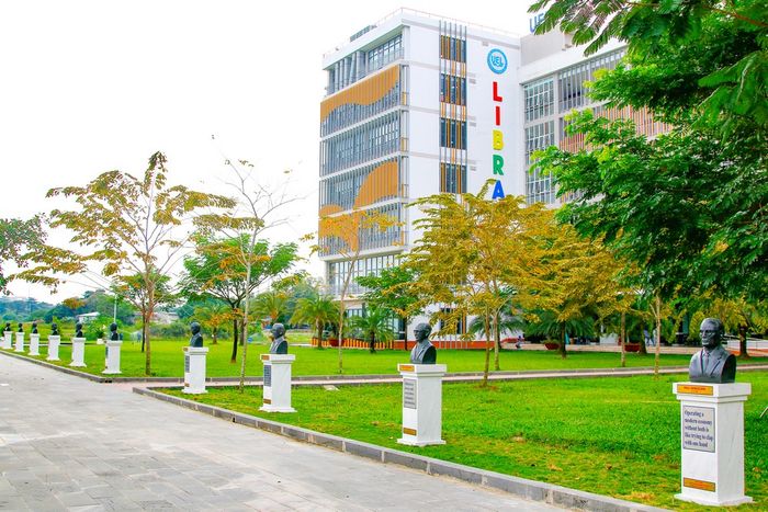Hình ảnh thư viện hiện đại và khu học tập tại Đại học Kinh tế - Luật
