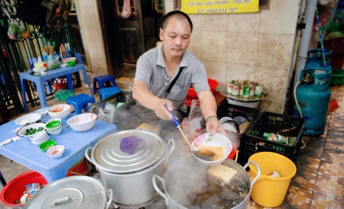 Hình ảnh chân thực về tô mì gà tần đậm đà tại An Dương
