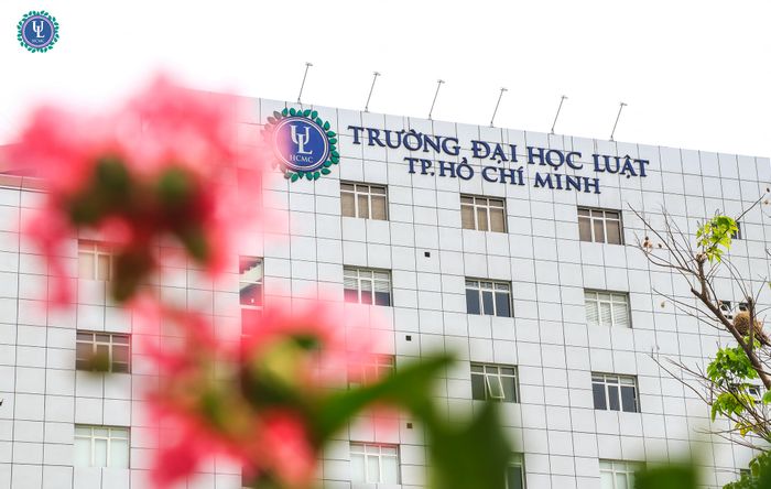 Hình ảnh tòa nhà hiện đại của Đại học Luật TP.HCM