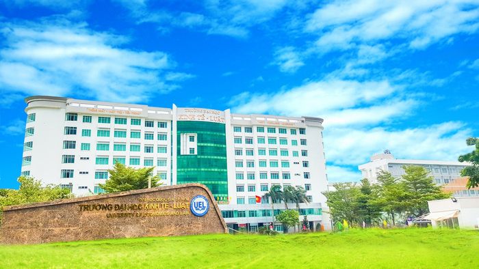 Hình ảnh khuôn viên xanh mát của Đại học Kinh tế - Luật