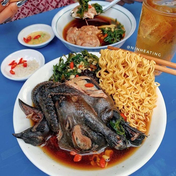 Hình ảnh món gà tần đặc biệt với màu nước dùng đen đặc trưng tại Bà Lý