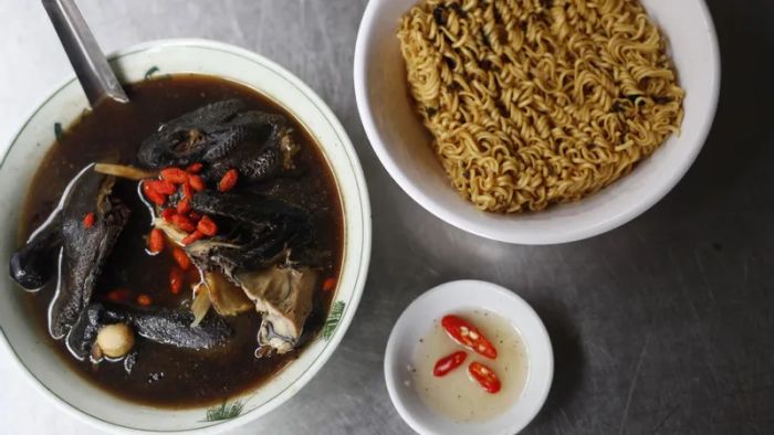 Hình ảnh không gian quán mang đậm nét cổ kính giữa lòng Hà Nội