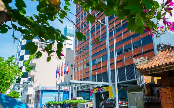Hình ảnh khuôn viên xanh mát Đại học Hoa Sen